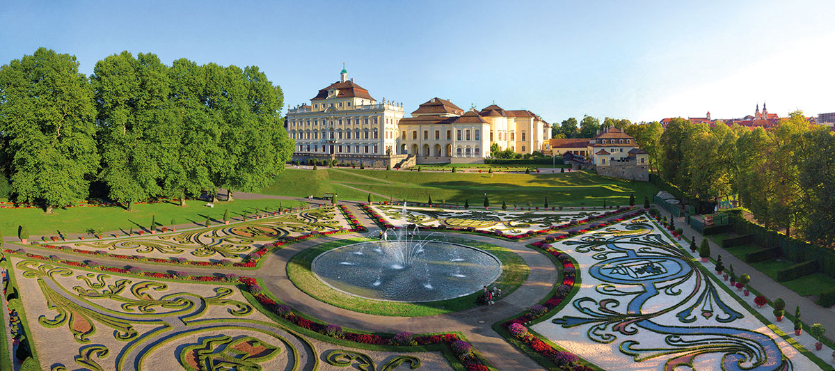 Der Garten des Blühenden Barocks wie auch das Residenzschloss im Hintergrund ist zu sehen