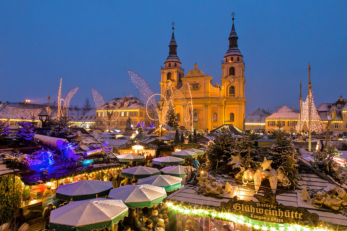 Der Ludwigsburger Barock Weihnachtsmarkt auf dem Marktplatz am Abend