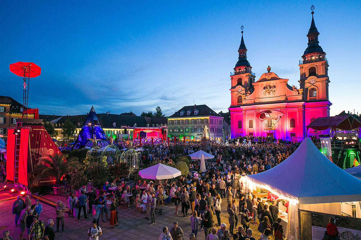 Zu sehen ist die Venezianische Messe auf dem Marktplatz in Ludwigsburg
