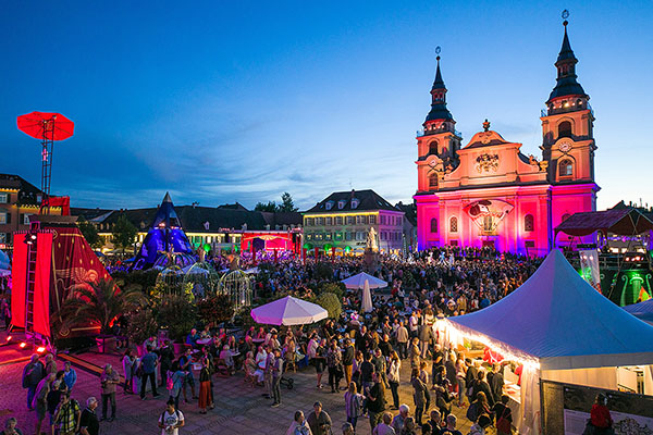 Zu sehen ist die Venezianische Messe auf dem Marktplatz in Ludwigsburg